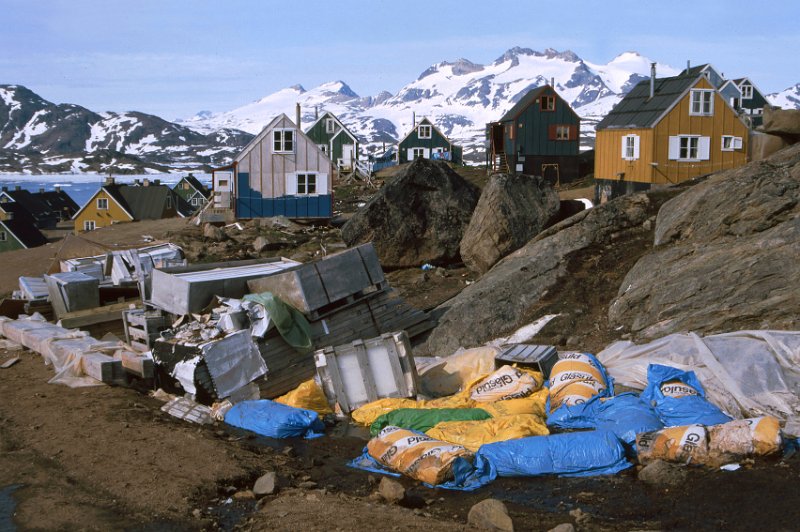 dag 02 031.jpg - Det er ikke like stor ryddighet på alle byggeplasser, heller ikke her på Øst-Grønland